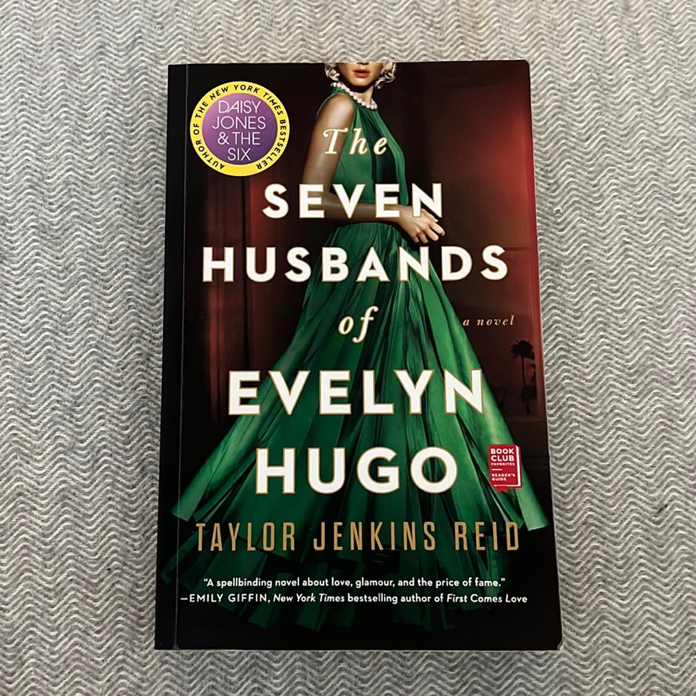 Paperback The Seven Husbands of Evelyn Hugo